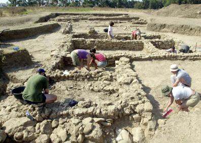 Imagen secundaria 1 - Arriba, proceso por el que se tomará la toma de muestras cuando se vuelva a abrir de nuevo el corte 5 del Cerro del Villar. Abajo, últimas excavaciones en el yacimiento realizadas en 2003 y ánfora encontrada en la zona en la que se identificó el fenómeno energético marino que se cree fue un tsunami. 