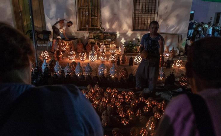 Unas 25.000 velas iluminan el municipio en la 23 edición de este certamen