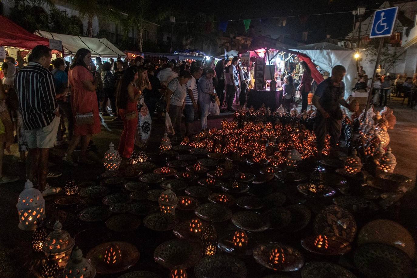 Unas 25.000 velas iluminan el municipio en la 23 edición de este certamen