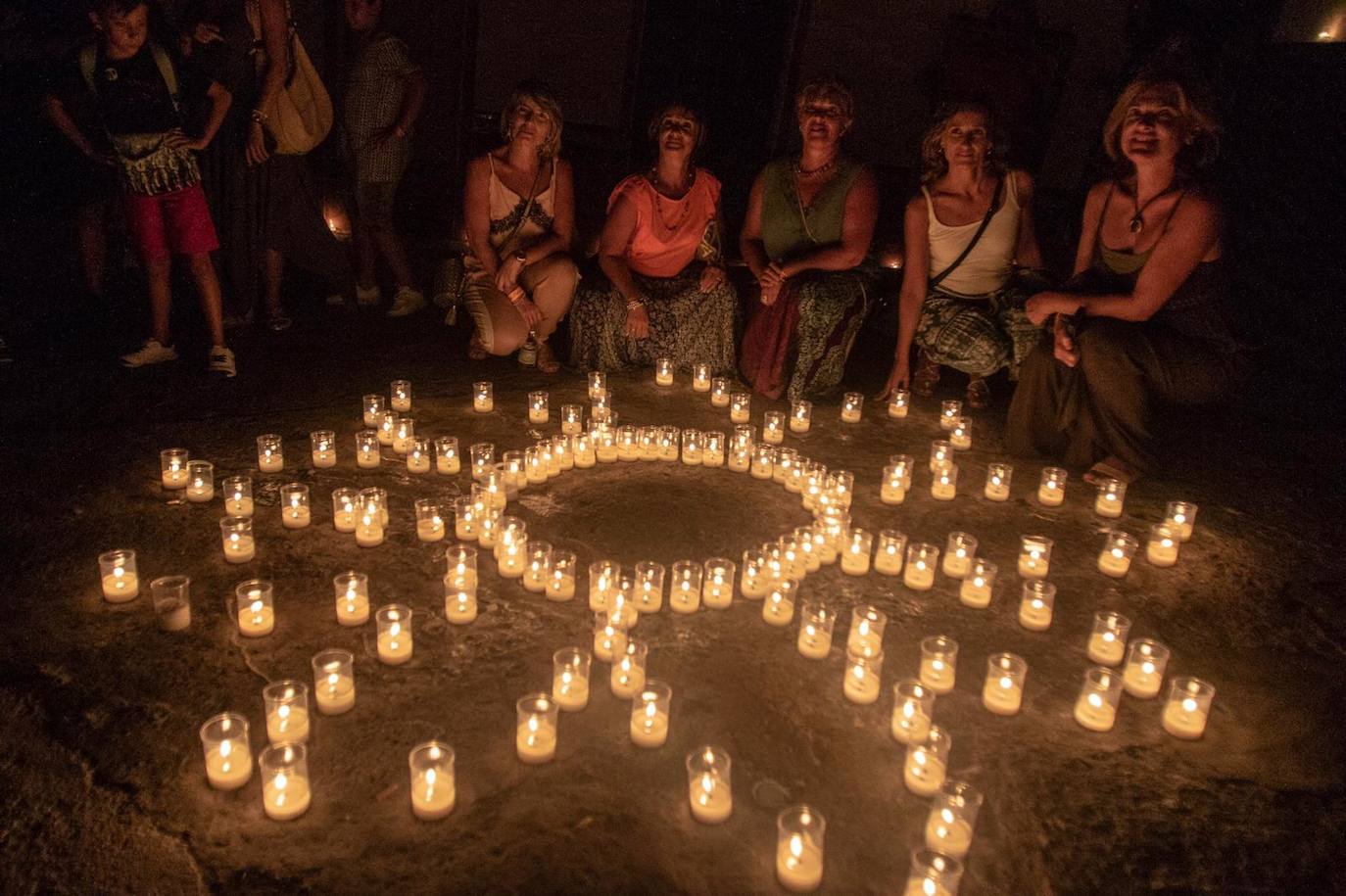 Unas 25.000 velas iluminan el municipio en la 23 edición de este certamen