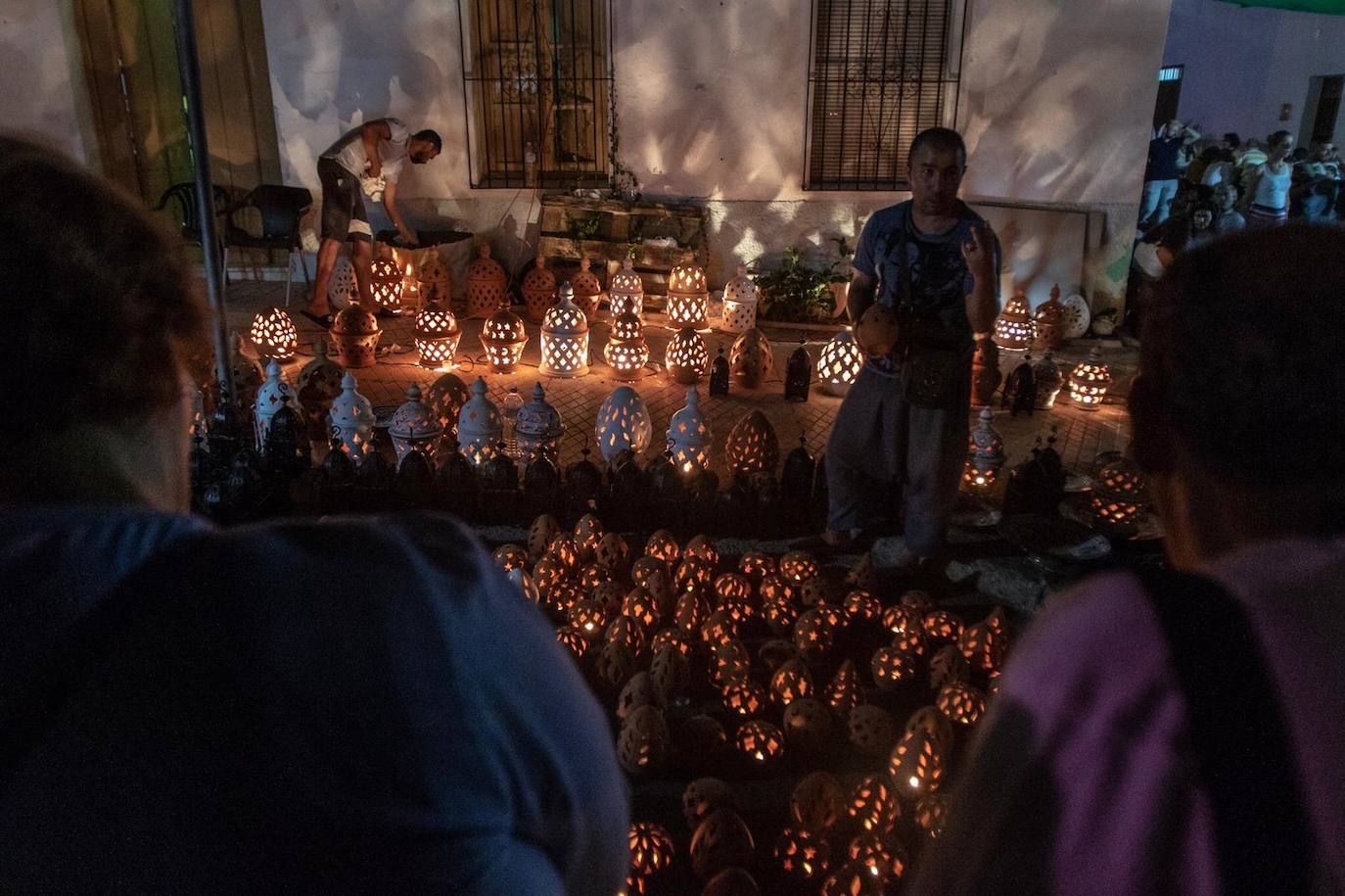 Unas 25.000 velas iluminan el municipio en la 23 edición de este certamen