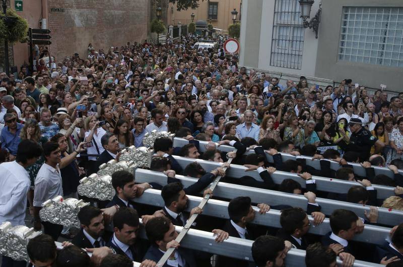 Miles de malagueños acompañan a la Virgen de la Victoria en su recorrido por el Centro
