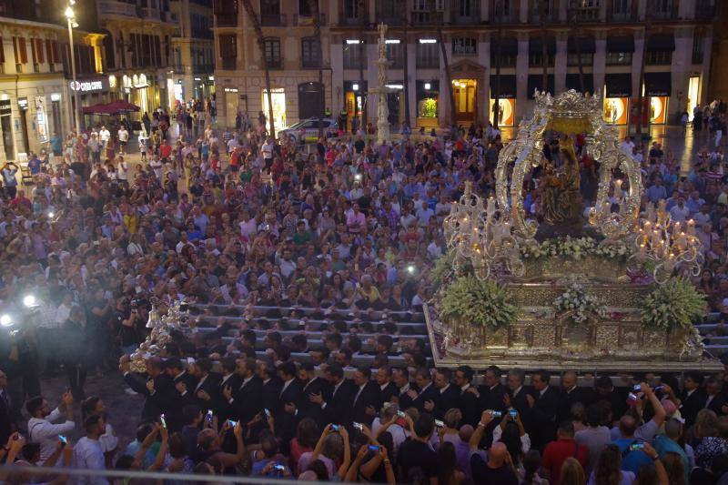 Miles de malagueños acompañan a la Virgen de la Victoria en su recorrido por el Centro