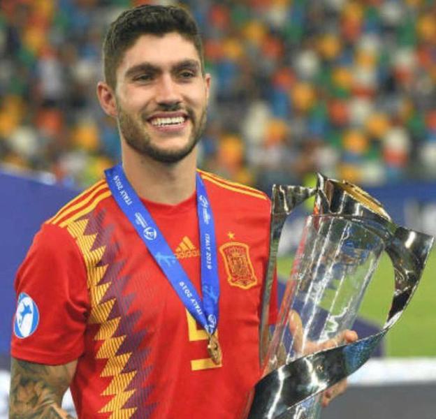 Unai Núñez, con el trofeo de campeón de Europa sub-21. 