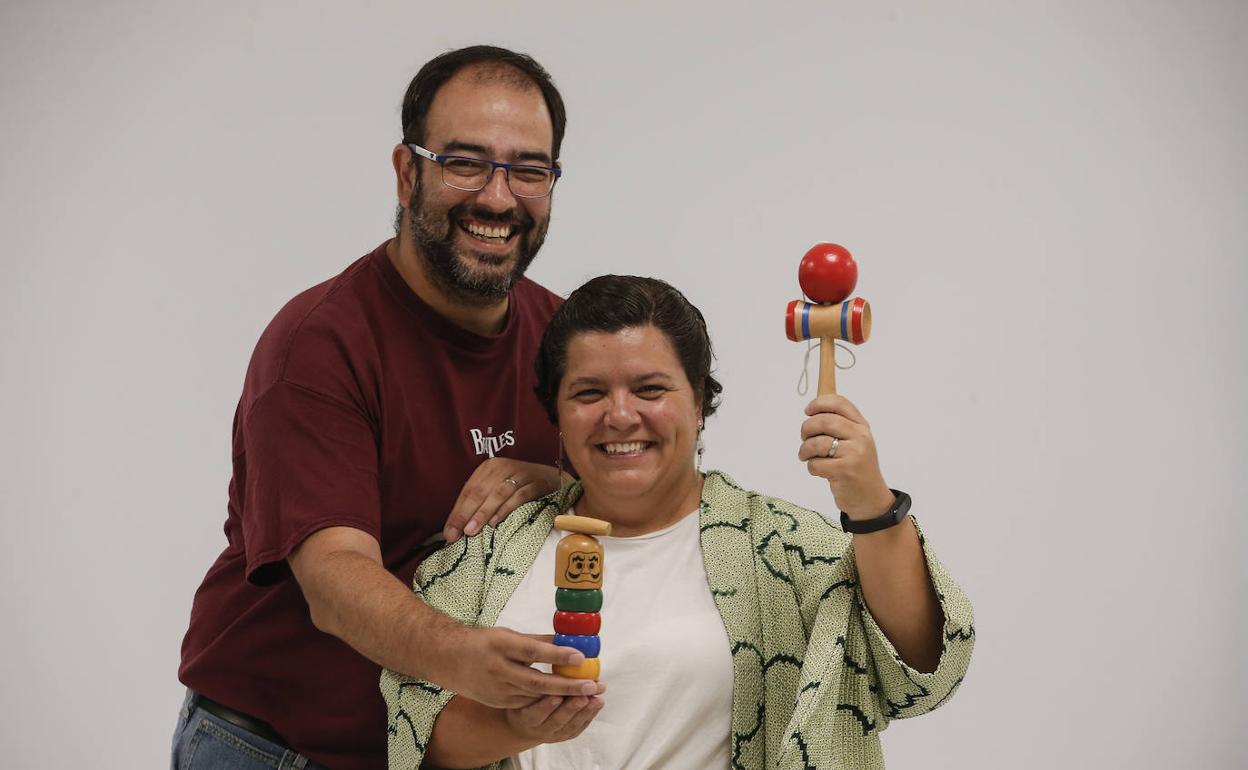 Luis y Laura, con juguetes tradicionales japoneses. 