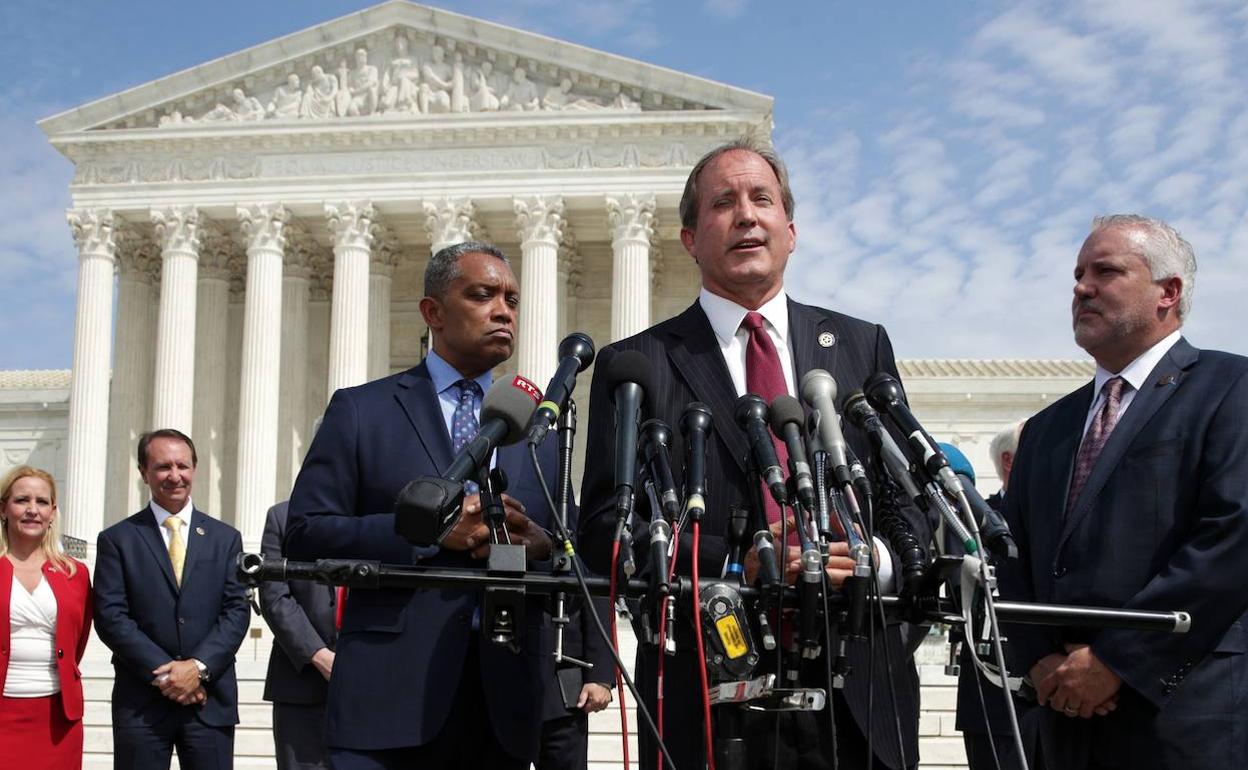 Ken Paxton y Karl Racine. 