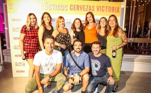 Imagen principal - Grupo de amigos durante el concierto. Vanesa Sanz, Mamen Martínez, Ana Romero, Elvira Olmo, Berta Cuadrado y Esther Lara. Depedro, durante su concierto en la Fábrica de Cervezas Victoria.