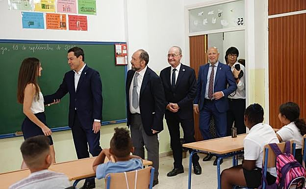 Imagen principal - Moreno Bonilla apela a la educación como «elemento de integración» en un colegio de La Palmilla