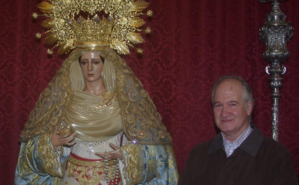 El imaginero Luis Álvarez Duarte junto a la Virgen de la Esperanza, a la que intervino en 2009. 