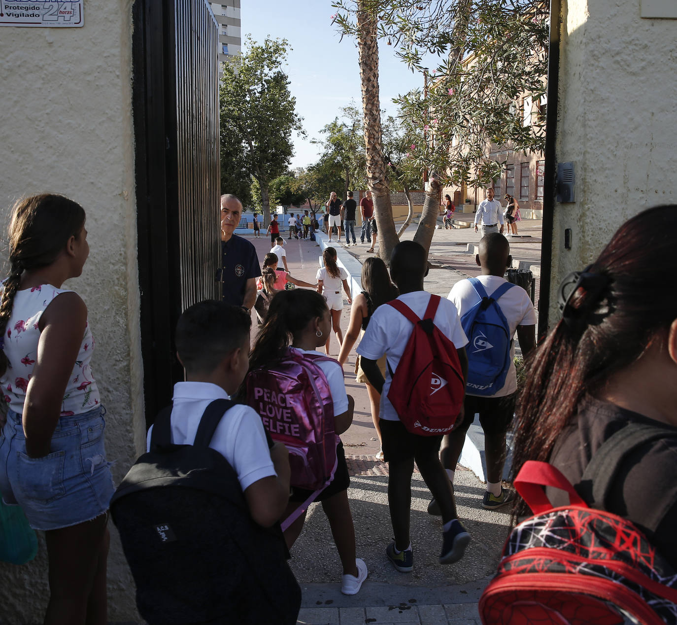 El presidente ha acudido al Manuel Altolaguirre, un centro de educación compensatorio y difícil desempeño, con 254 alumnos de diez nacionalidades. 