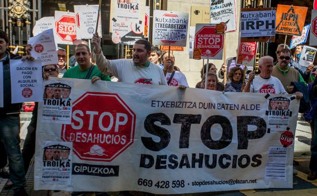 Concentración de 'Stop desahucios' en San Sebastián