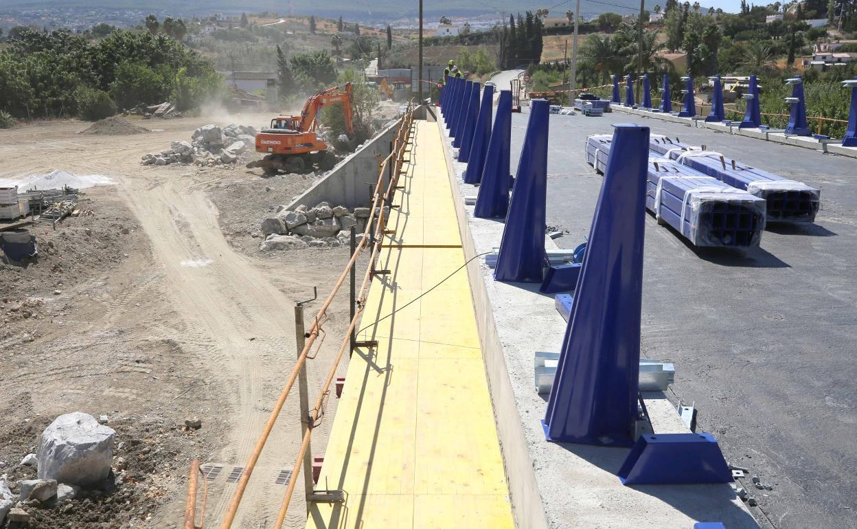 Vista de los trabajos desde el paso de peatones del nuevo puente.