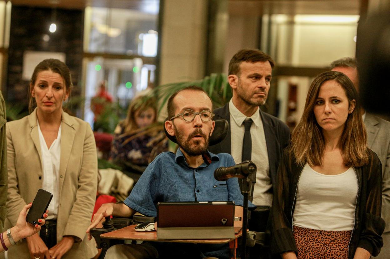 Pablo Echenique comparece ayer al término de la reunión con el PSOE, acompañado por el equipo negociador de Unidas Podemos. :: E. P.