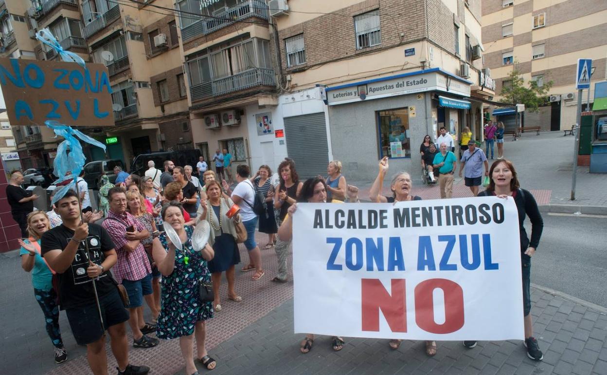 Vecinos protestan este miércoles por la zona azul. 