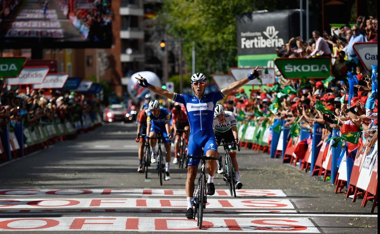 Gilbert celebra el triunfo de etapa en Guadalajara. 