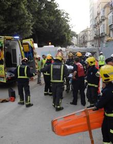 Imagen secundaria 2 - Bomberos auxilian a los heridos. 