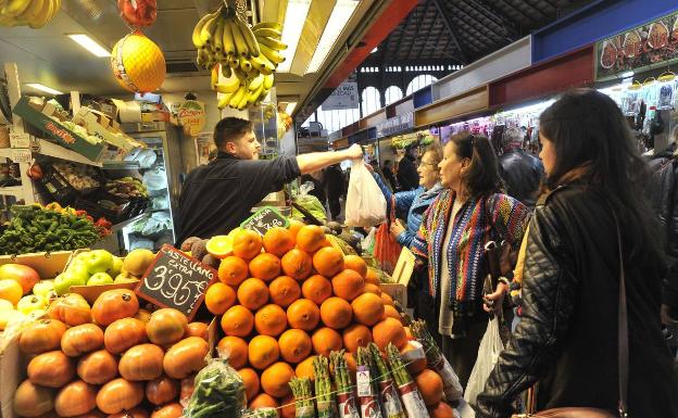 El Ayuntamiento adjudica 21 puestos en mercados municipales de Málaga capital que estaban vacíos