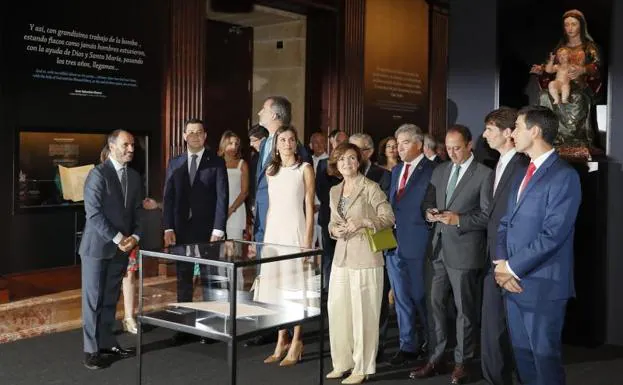 Los Reyes, acompañados por el presidente andaluz, Juanma Moreno (2i), y la vicepresidenta del Gobierno en funciones, Carmen Calvo (c), en el Archivo de Indias en Sevilla.