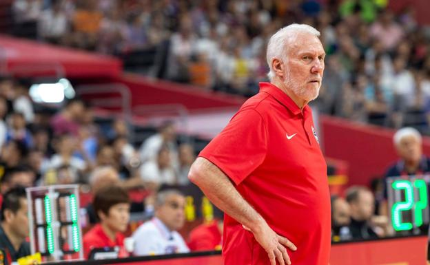 Gregg Popovich, con gesto serio.