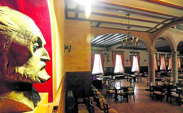 Imagen principal - En el casino. Busto de Unamuno realizado por Agustín Casillas. Debajo, el rincón favorito del escritor en el local. Y nichos de la famimlia.