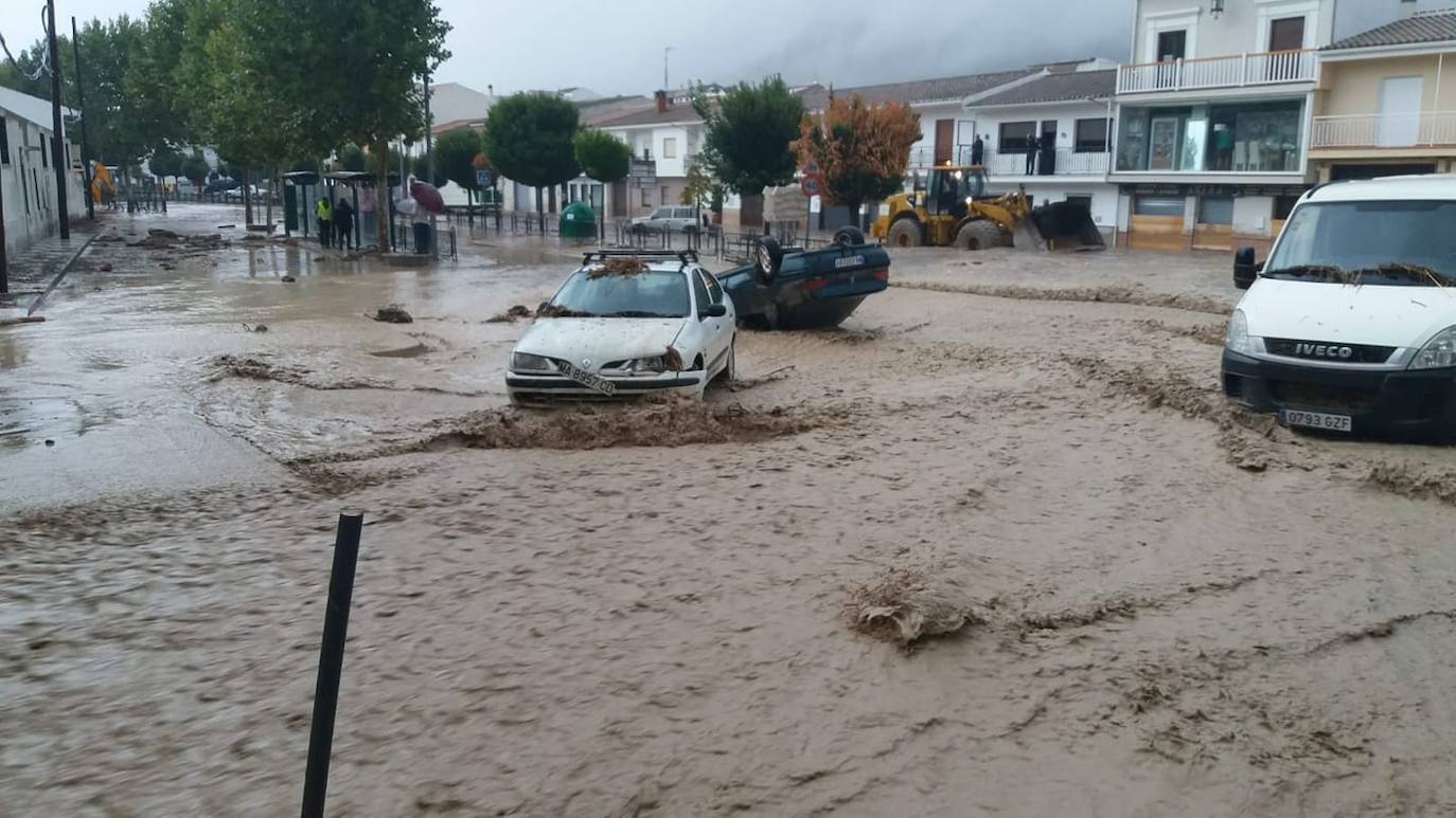 Coches a la deriva en Villanueva del Trabuco.