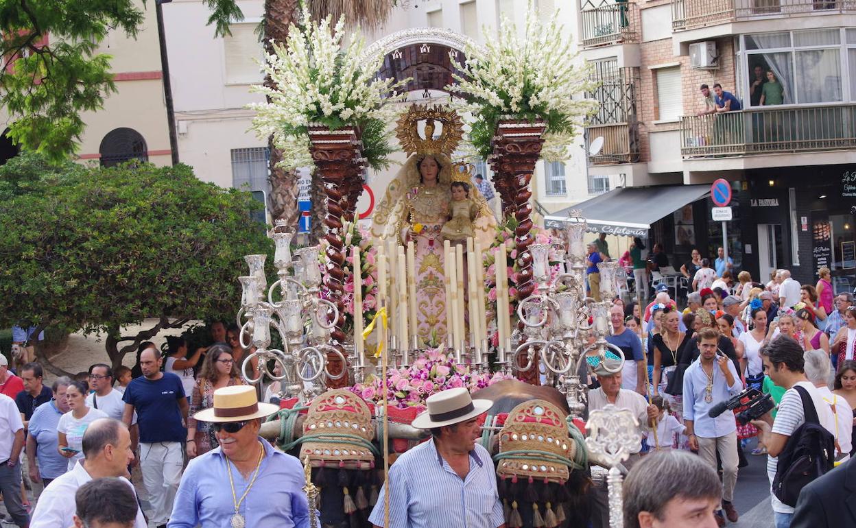 Salida de la carreta de la Virgen de la Alegría desde la plaza de Capuchinos en la tarde de este viernes. 