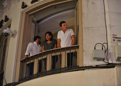 Imagen secundaria 1 - Diseños de su colección y abajo, Antonio Banderas siguiendo atento el desfile desde un balcón del Hotel Larios.