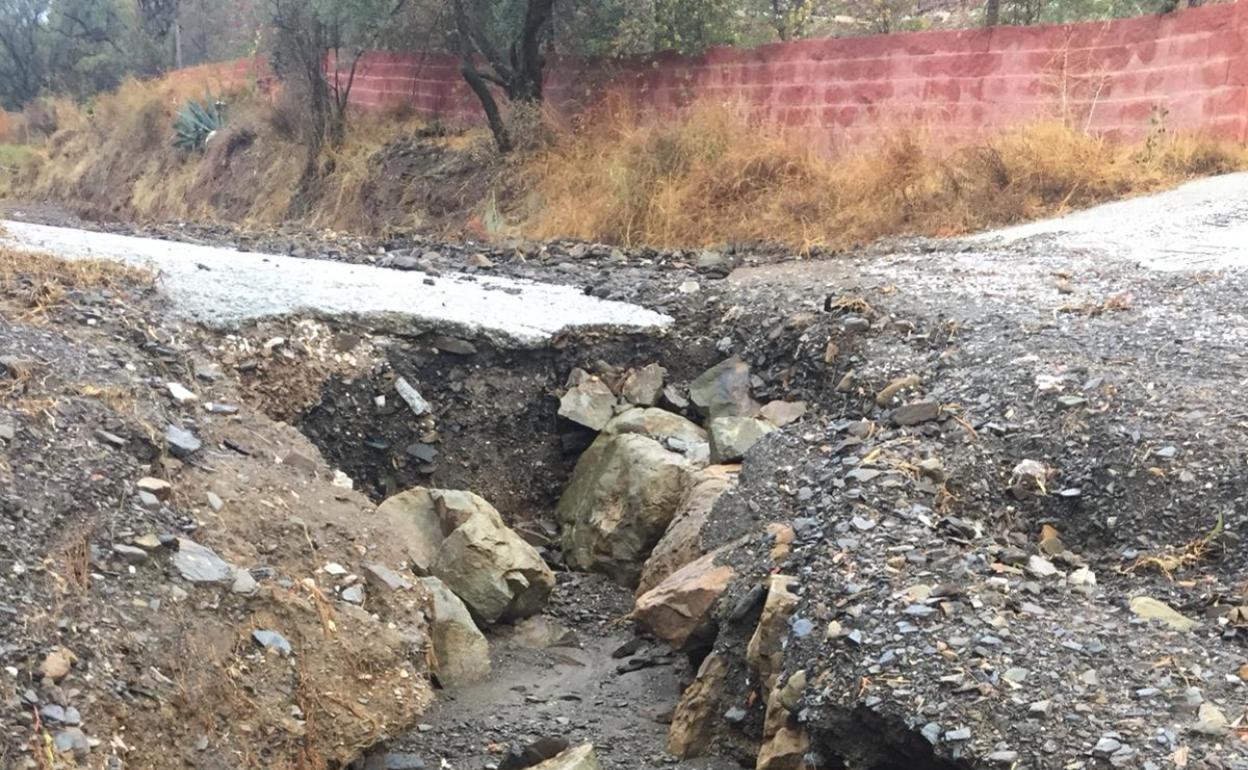 Socavón en el acceso a la cortijada 