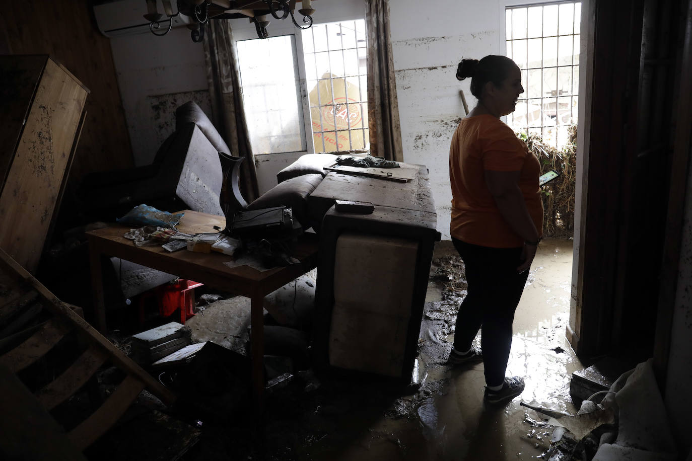 La gota fría deja en ruinas la casa de una pareja de Alhaurín el Grande al desprenderse un muro de contención que descargó contra su patio.