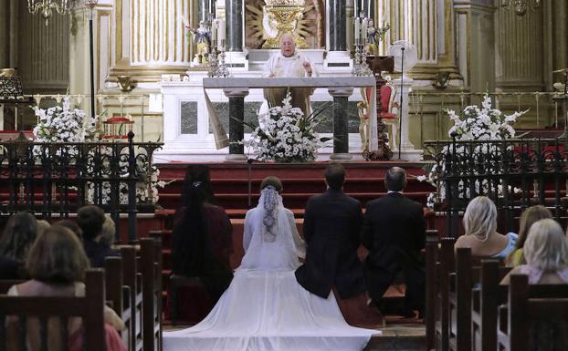 La Catedral de Málaga volvió a celebrar ayer bodas.