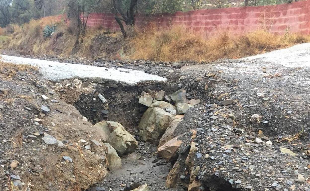 Estado en el que quedó el acceso a la cortijada tras las lluvias. 