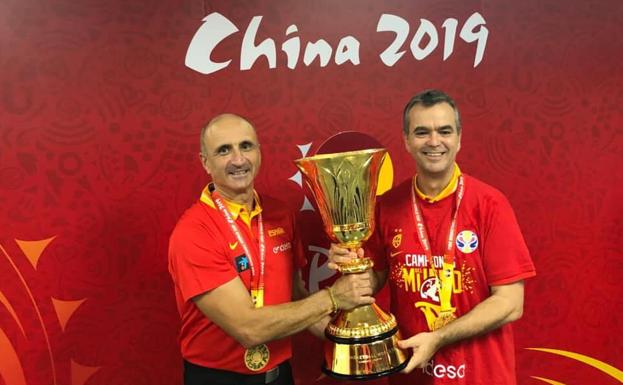 Enrique Salinas y Ángel Sánche-Cañete posan con la Copa del Mundo.