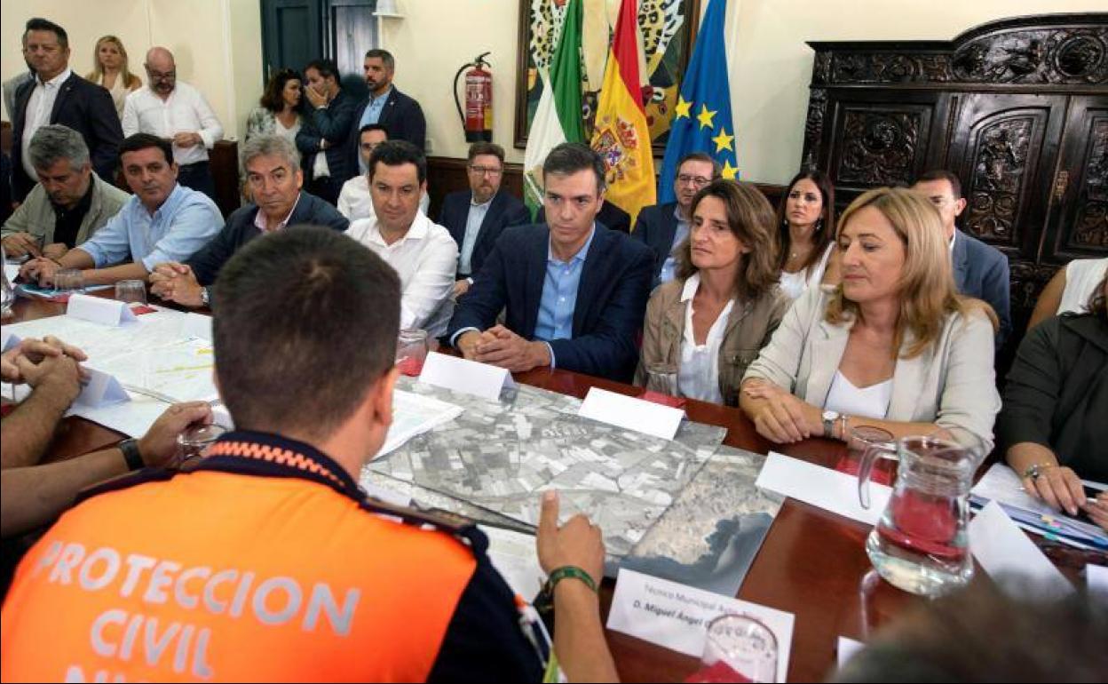 Juanma Moreno y Pedro Sánchez se han reunido con los responsables del dispositivo de emergencias y Guardia Civil de Níjar. 