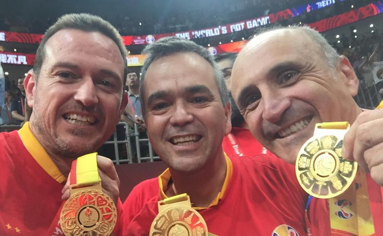 Carlos Salas, Ángel Sánchez-Cañete y Enrique Salinas lucen felices sus medallas de oro en el Mundial. 