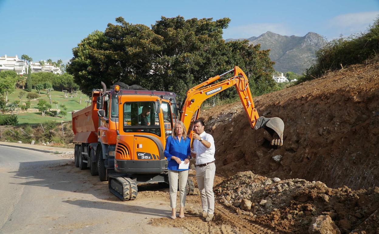 Ángeles Muñoz y Diego López, visitando una de las zonas en obras. 