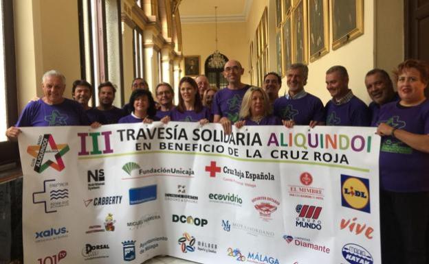 Nadadores y patrocinadores de la III Travesía Solidaria Aliquindoi, con Losada y Zorrilla. 