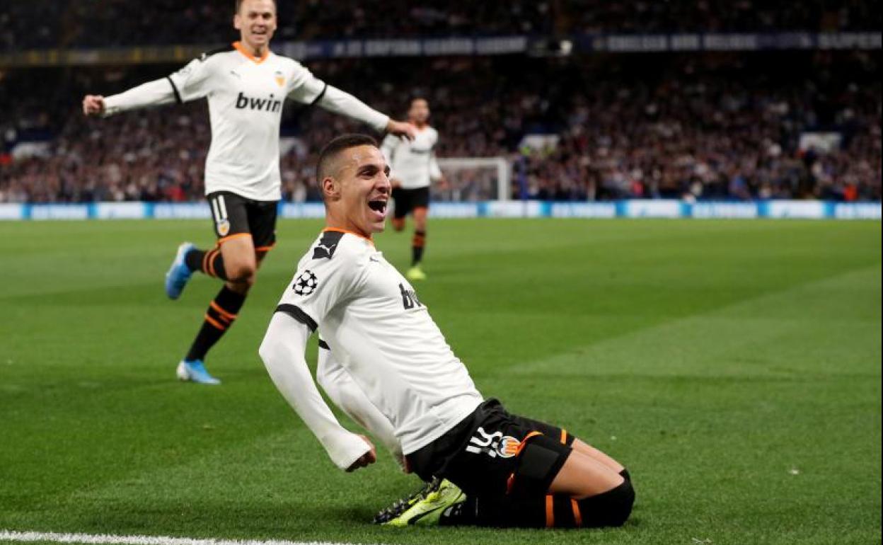 Rodrigo Moreno celebra su gol al Chelsea.