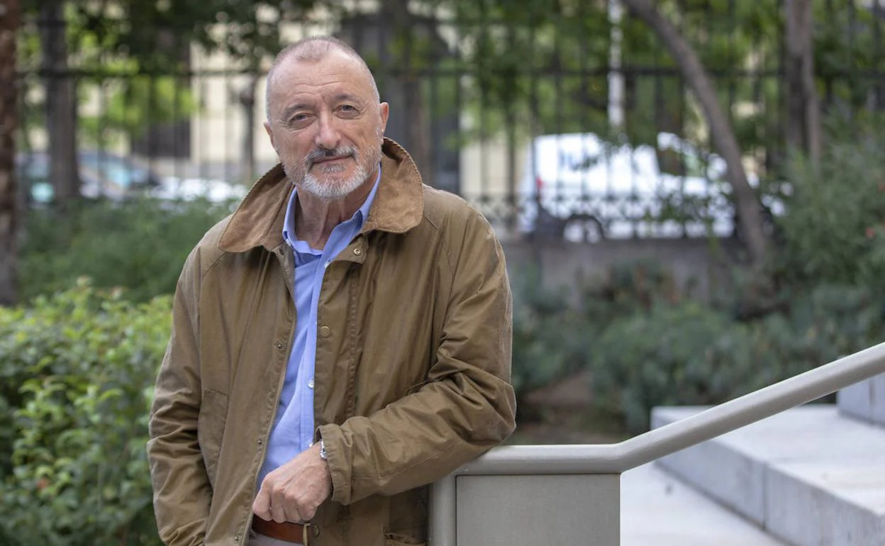 Arturo Pérez-Reverte posa en el jardín de la Real Academia Española para presentar su nueva novela 