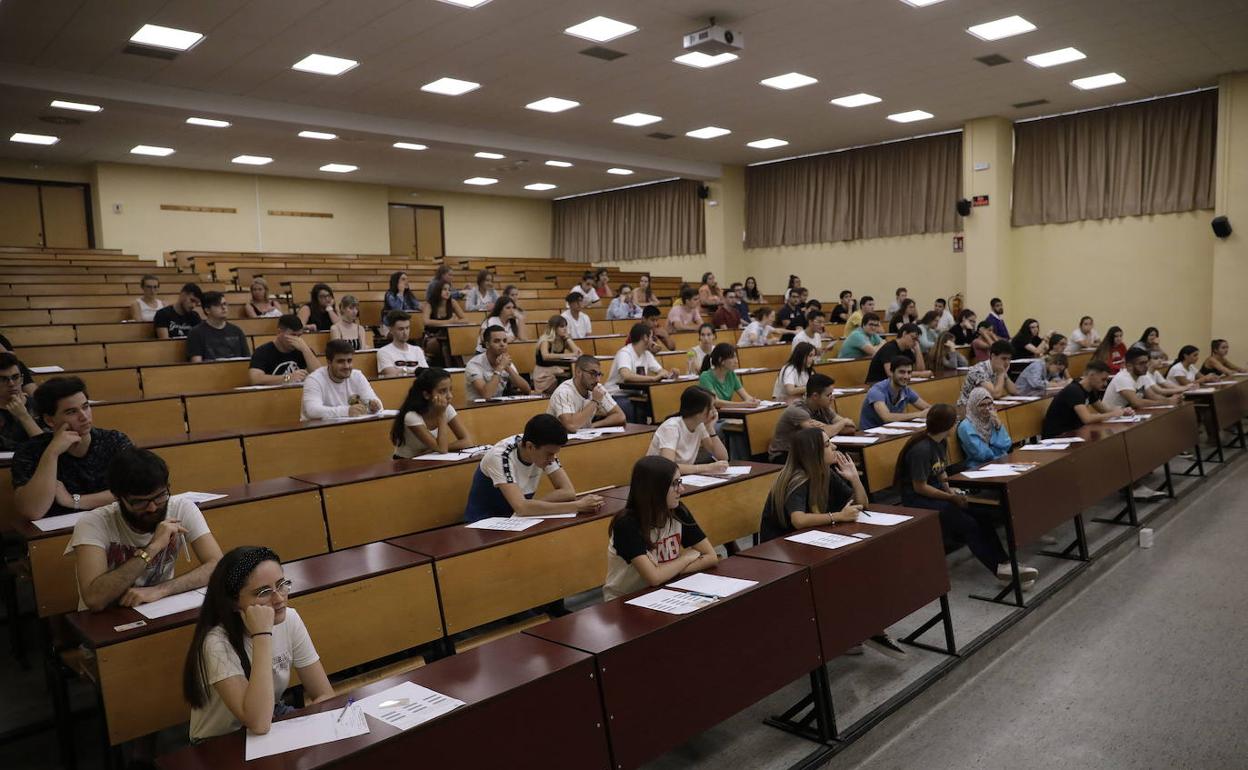 Estudiantes durante el examen de selectividad de esta pasada semana. 