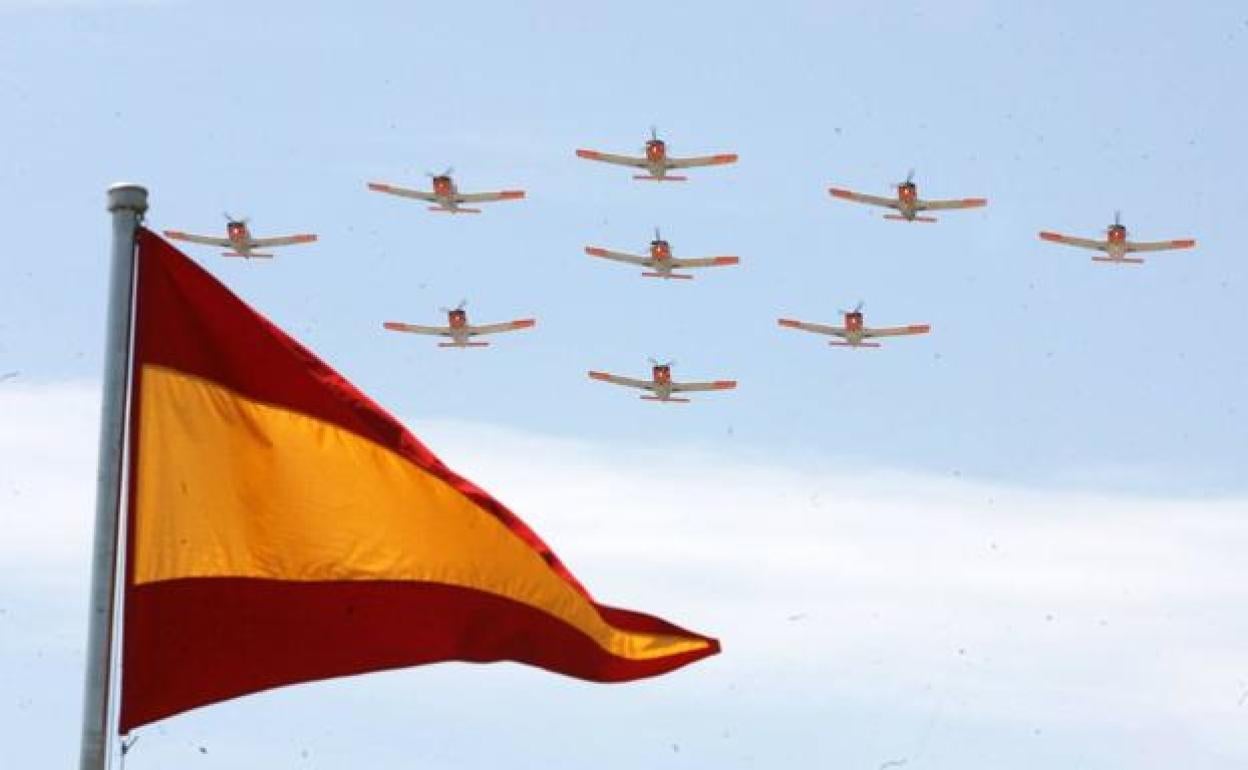 Formación en vuelo de una escuadrilla de avionetas Tamiz de la Academia General del Aire.