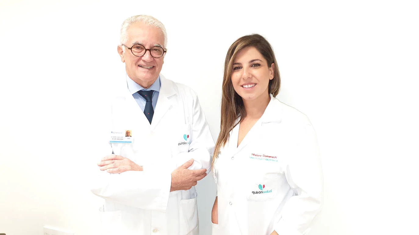 El Dr. Andrés Carlos López Díaz y la matrona Nhaiara Domenech, del Servicio de Ginecología y Obstetricia de Quirónsalud Málaga. 