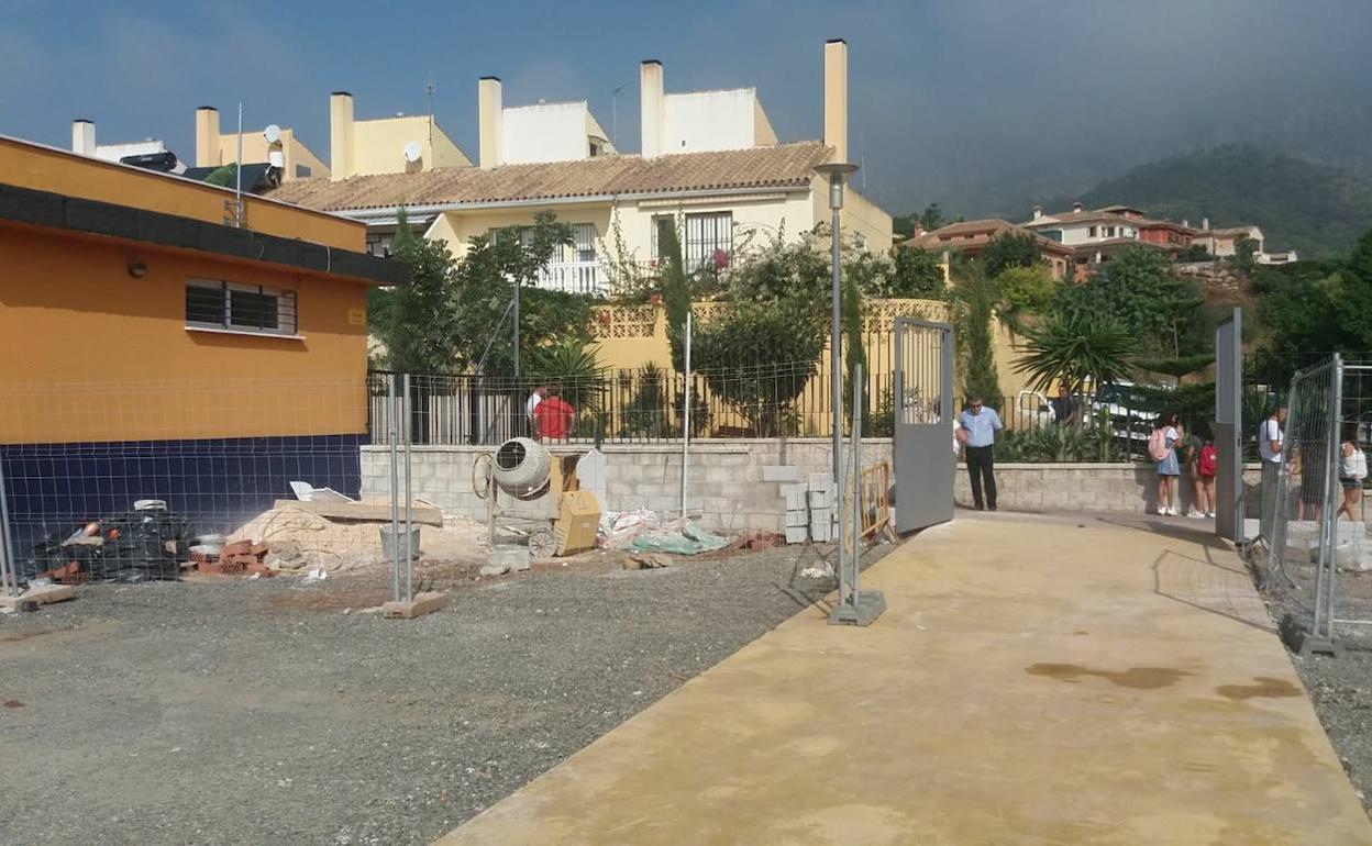 Obras y maquinaria a la entrada del centro 