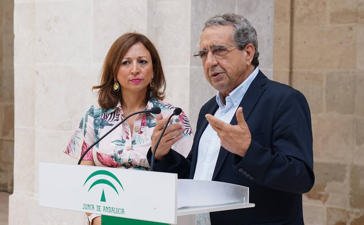 La delegada del Gobierno andaluz, Patricia Navarro, y el rector de la UMA, José Ángel Narváez. 