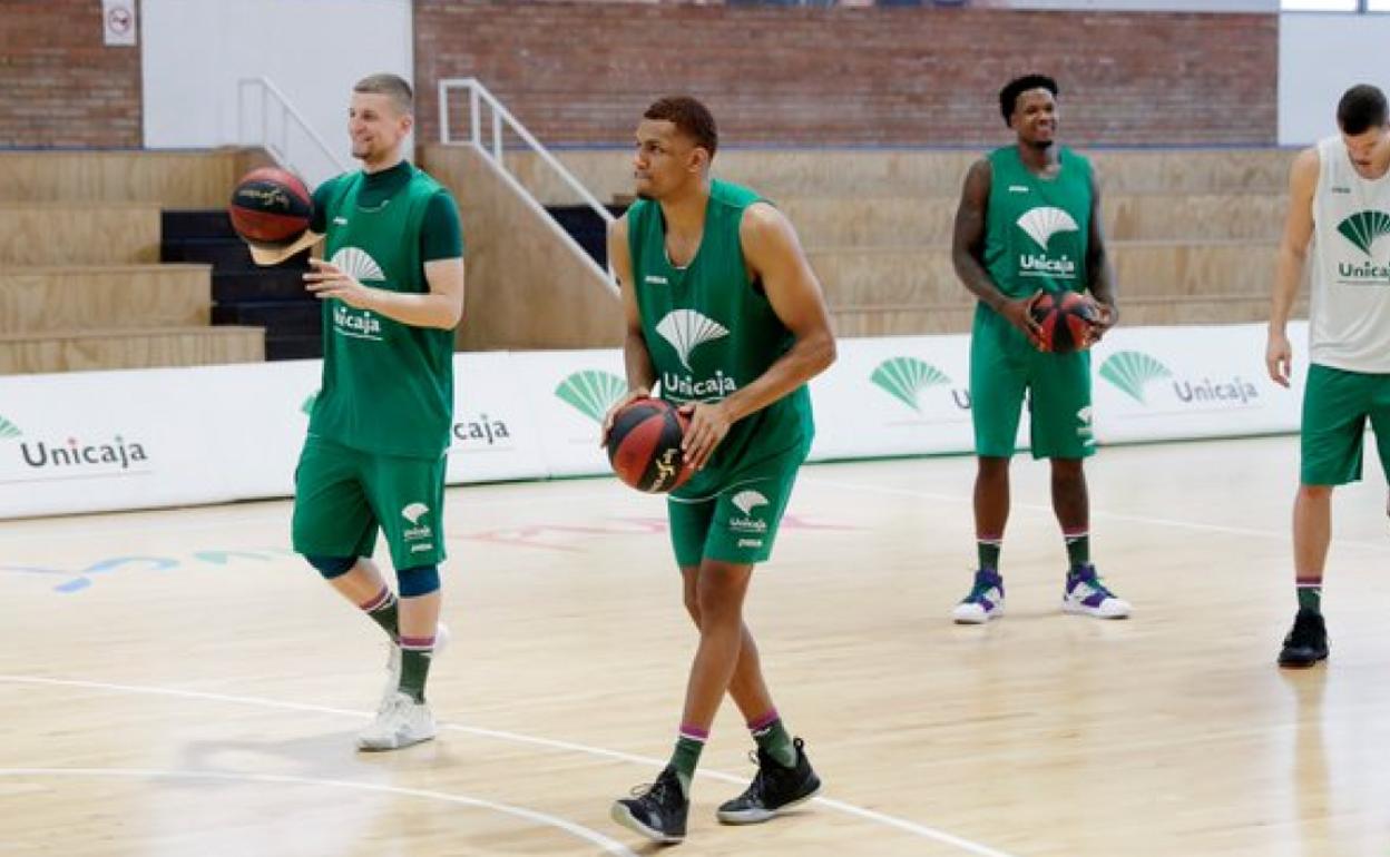 Axel Toupane y Adam Waczynski, en el entrenamiento que el equipo realizó en Los Guindos. 