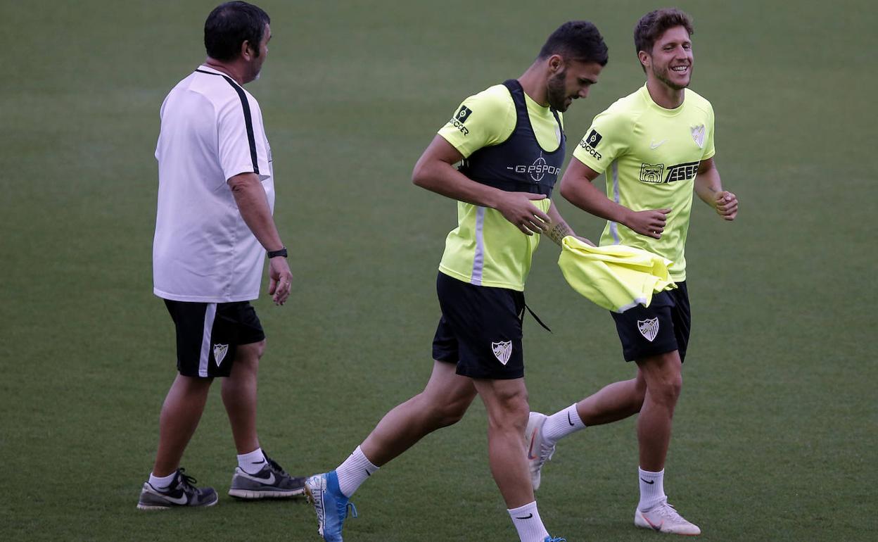 Keko, sonriente junto a Sadiku en un entrenamiento reciente. 