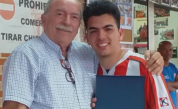 Manolo Díaz, junto a su nieto, jugador del club. 