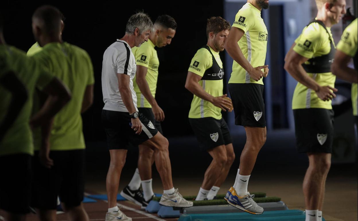 Los jugadores se entrenaron ayer al comienzo en el módulo cubierto del estadio Ciudad de Málaga. 