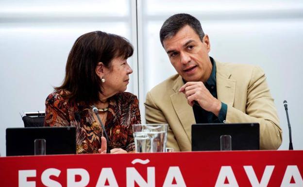 El presidente del Gobierno en funciones, Pedro Sánchez y la presidenta del partido,Cristina Narbona.