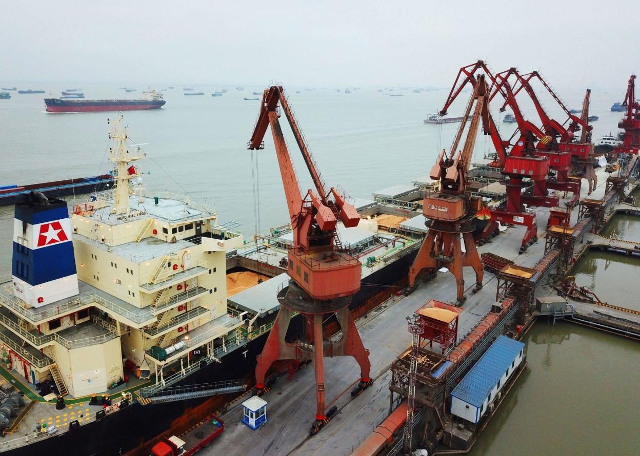 El puerto comercial de Nantong (China), uno de los principales del Gran Dragón. :: afp