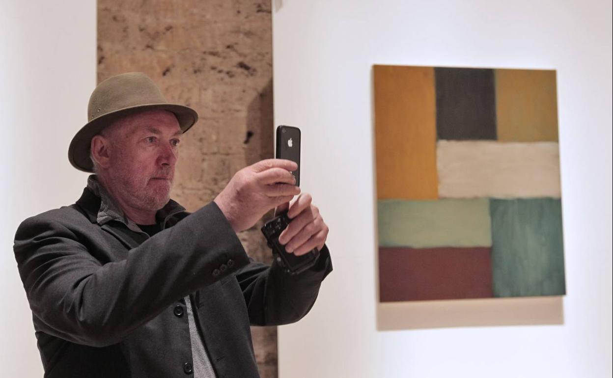 Sean Scully, con su teléfono móvil. 